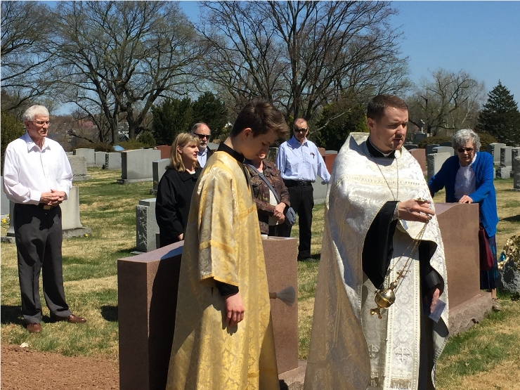 Photo 4 from Blessing of Graves at East Ridgelawn Cemetery